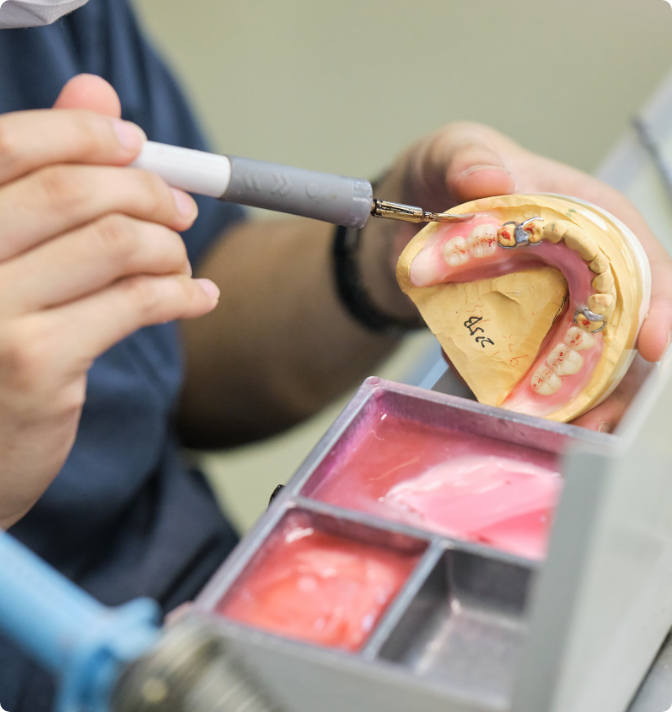 歯科技工の作業風景 右