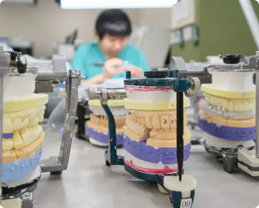 歯科技工の作業風景